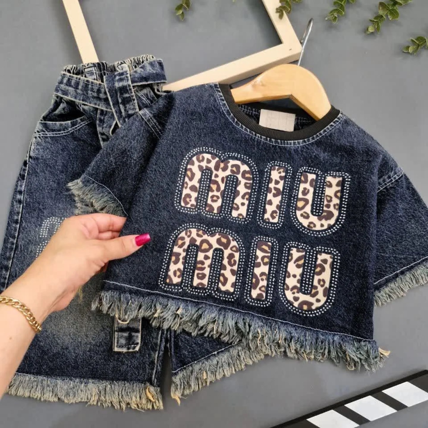 ست کراپ و شلوارک دخترانه مدل Miu Miu
